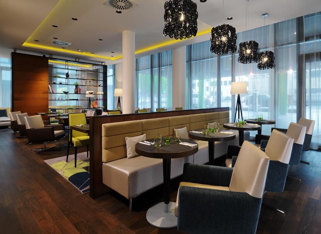 Courtyard by Marriott Cologne features free WiFi throughout the property. This centrally located hotel is just 901 meters from Cologne Cathedral.